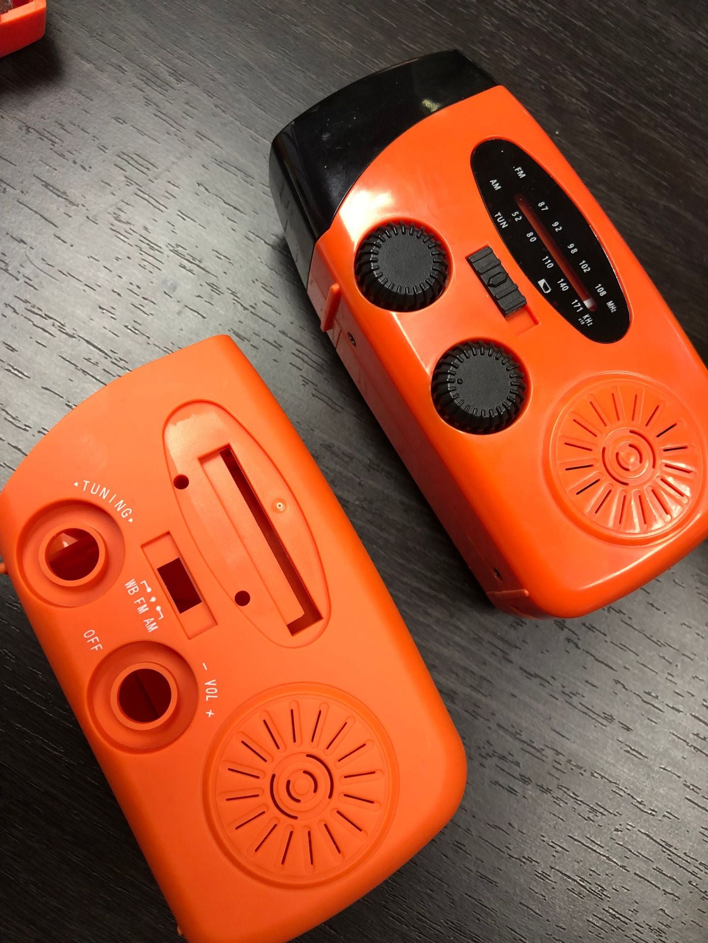 Emergency Radio – Solar Power, Flashlight, 2000mAh, AM/FM